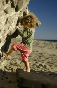 Clases de verano: Conoce los beneficios que tienen los niños al practicar  escalada, Clases de verano, vacaciones útiles, ¿Qué beneficios tiene que  los pequeños aprendan escalada?, actividad física