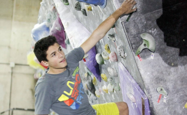Alberto Ginés, el joven de 18 años que heredó de sus padres el amor por la escalada