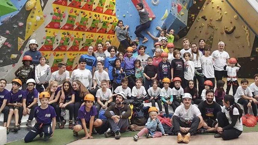 Foto de familia de las tres escuelas que participaron en el encuentro