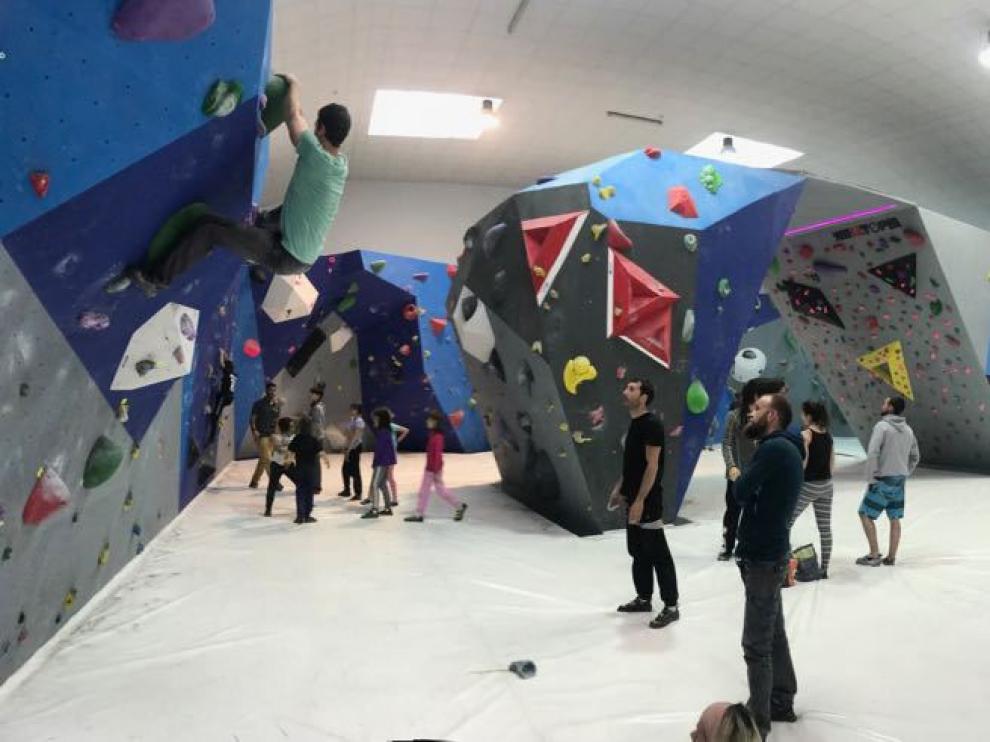 Centro de escalada de la mano de la franquicia Indoorwall Climbing Centers